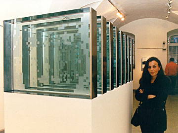 Ausstellungsansicht mit Künstlerin