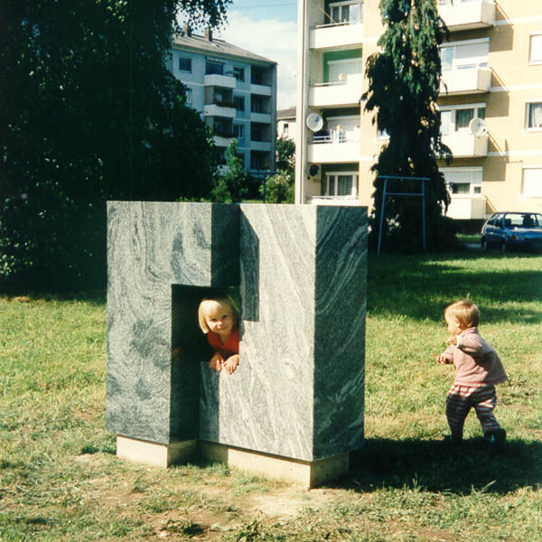 Melitta Moschik CONNECTED 1997 Skulptur mit Kindern