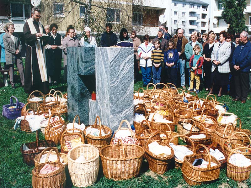 Melitta Moschik Steinplastik CONNECTED 1997  Fleischweihe mit Pfarrer