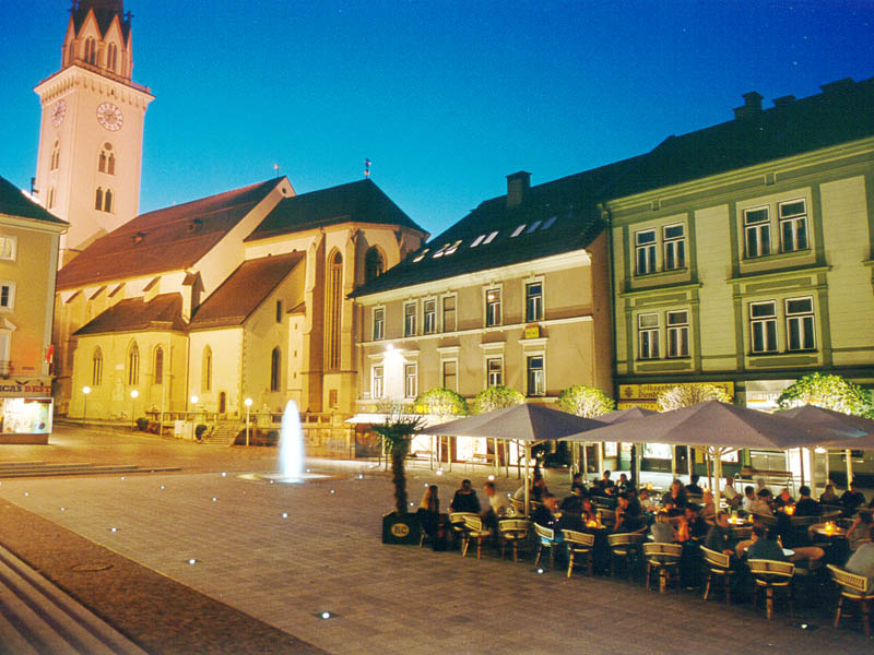 Nachtaufnahme mit Rathausplatz